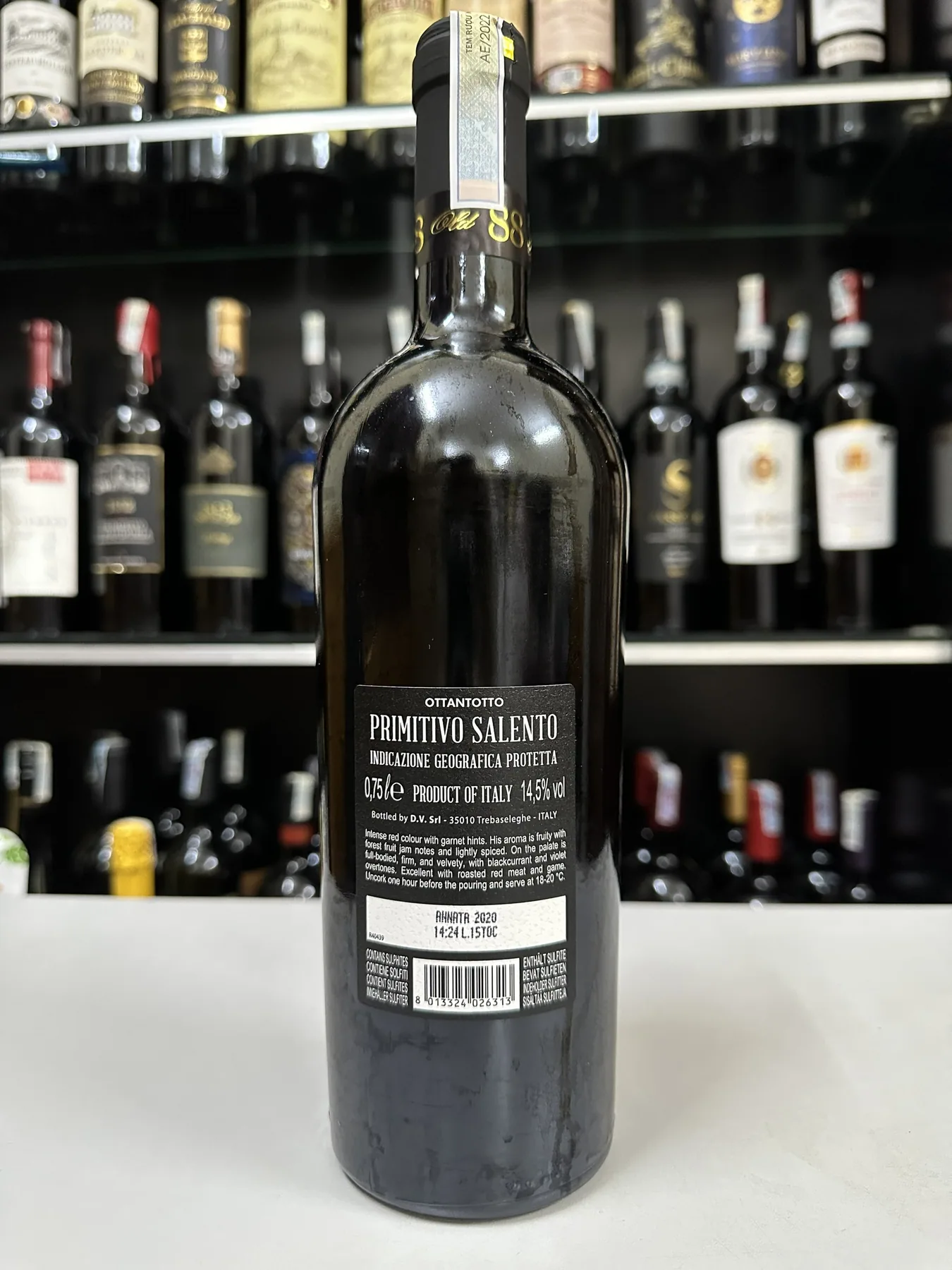 vang Ý 88 OTTANIOTTO PRIMITIVO SALENTO SS Dung tích : 750ml Giống nho : PRIMITIVO SALENTO SS Xuất xứ : Vang Ý Vùng : Puglia Loại vang : Vang đỏ Phân hạng : IGP Nồng độ cồn :14,5%